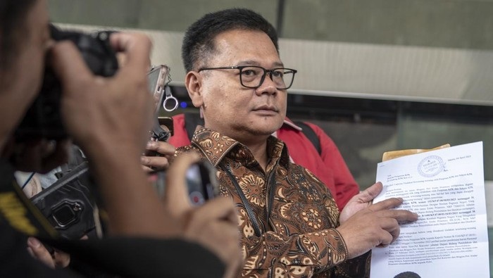 Brigjen Endar Priantoro membuat aduan atas dugaan pelanggaran kode etik yang dilakukan oleh Sekjen KPK dan salah satu pimpinan KPK terkait dengan penerbitan surat keputusan pemberhentian.