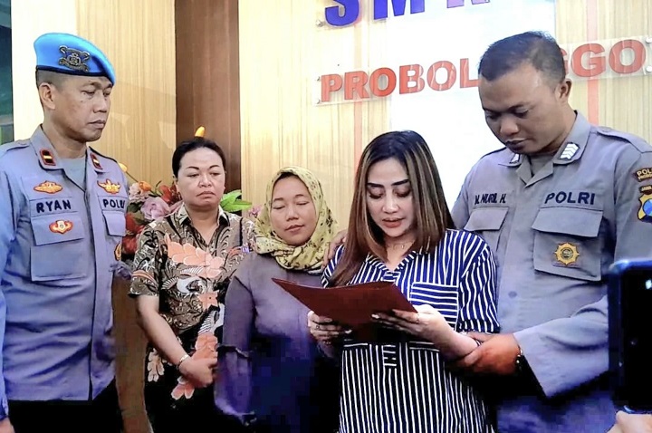 Bripka Nuril mendampingi istrinya Luluk Nuril usai melakukan mediasi dengan korban di SMKN 1 Kota Probolinggo, Kamis (7/9/2023).