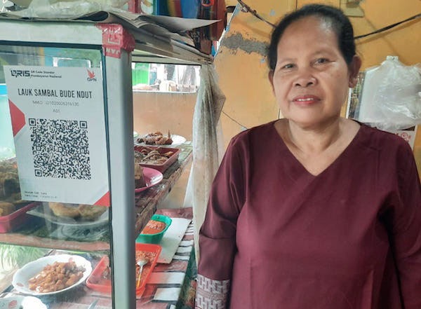 Ibu Suriyah, pemilik warung makan Lauk Sambel Bude Ndut. SP/ SBY