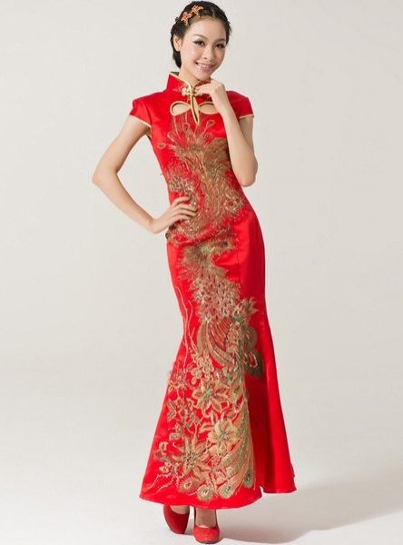 Busana Cheongsam yang didominasi merah dipadu dengan warna kuning atau warna emas. SP