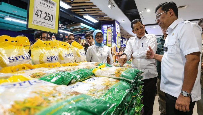 Direktur Utama Perum Bulog Budi Waseso dan Bapanas melakukan "Grebek Pasar". Aksi itu dalam rangka monitoring ketersediaan stok beras.