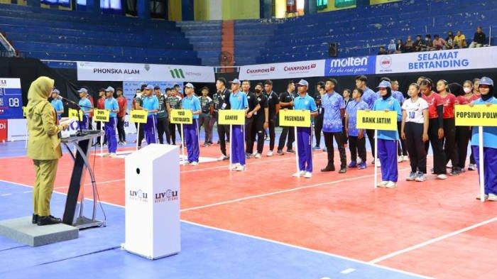 Bupati Ipuk saat membuka Kejurnas Livoli di Banyuwangi, Selasa (11/10/2022).