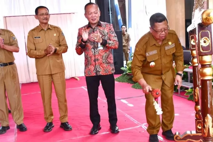 Bupati Tulungagung Maryoto Birowo saat membuka Job Fair Disnakertrans 2023. Foto: Prokopim Tulungagung.