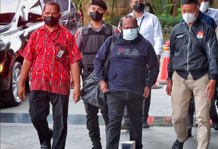 Bupati Mamberamo Tengah (Mamteng) Ricky Ham Pagawak, saat tiba di Gedung KPK, Jakarta, Senin (20/2/2023).