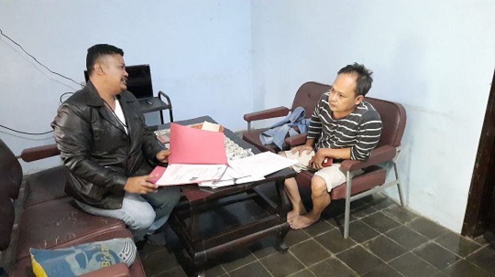Terpidana Ahmad Fauzi Zamroni saat diringkus di rumahnya di Dusun Sumberan, Desa Karang Anyar, Kecamatan Ambulu, Kabupaten Jember, Selasa (11/8/2020).

Foto: kejaksaan negeri surabaya untuk SP