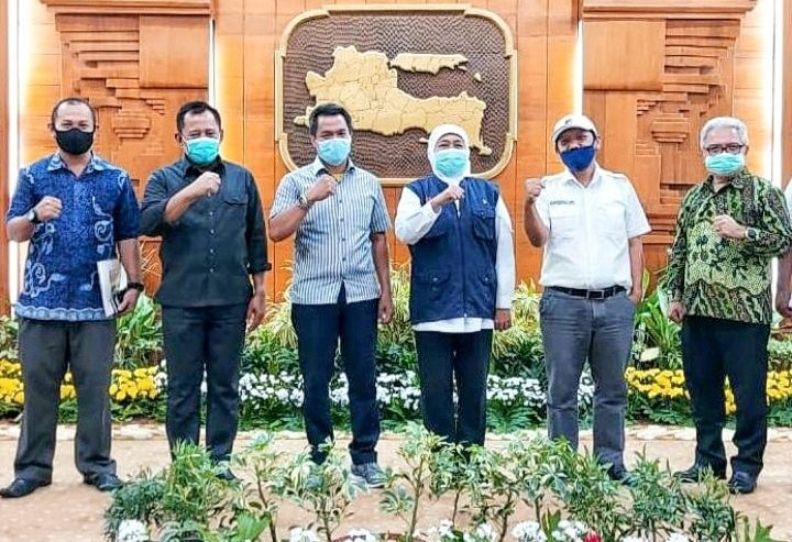 Khofifah Indar Parawansa Gubernur Jatim menemui perwakilan serikat buruh  di depan gedung Grahadi, Kamis 8 Oktober 2020 lalu. SP/Humas Pemprov Jatim