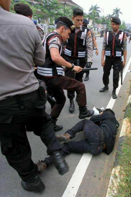 Tindakan oknum aparat yang represif saat menangani unjuk rasa. SP/twitter