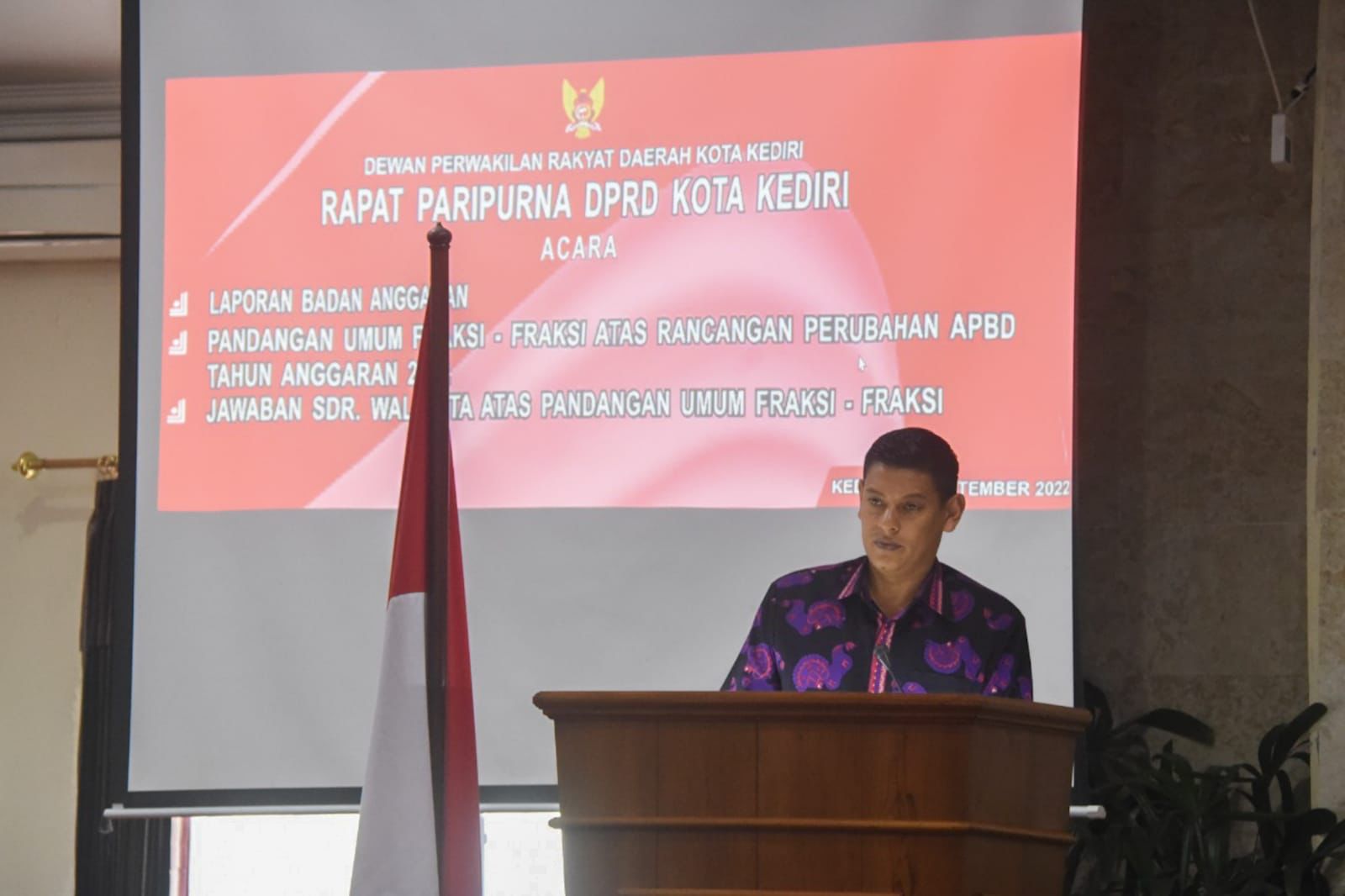 Wali Kota Kediri Abdullah Abu Bakar saat menghadiri Paripurna Pandangan Umum Delapan Fraksi DPRD Kota Kediri