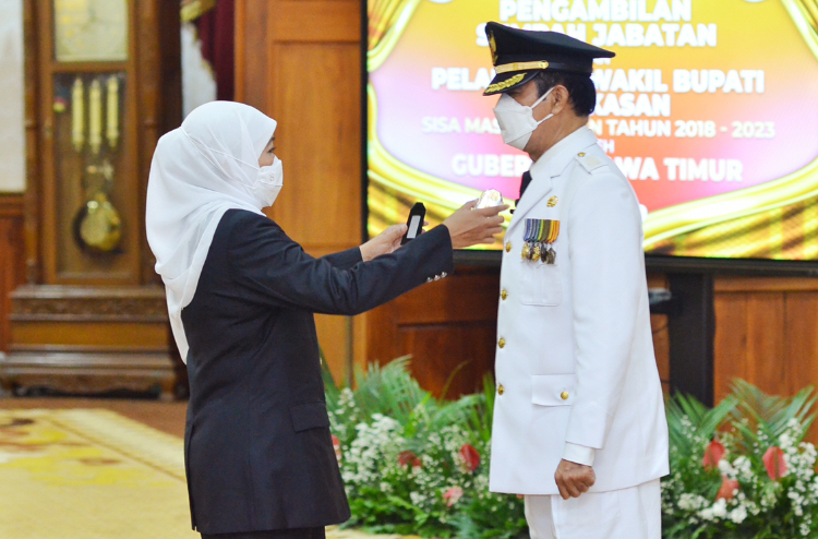 Gubernur Jawa Timur Khofifah Indar Parawansa saat proses pelantikan Wakil Bupati Pamekasan Fattah Jasin di Gedung Grahadi, Surabaya, Senin 30/5/2022. Sp/Arlana