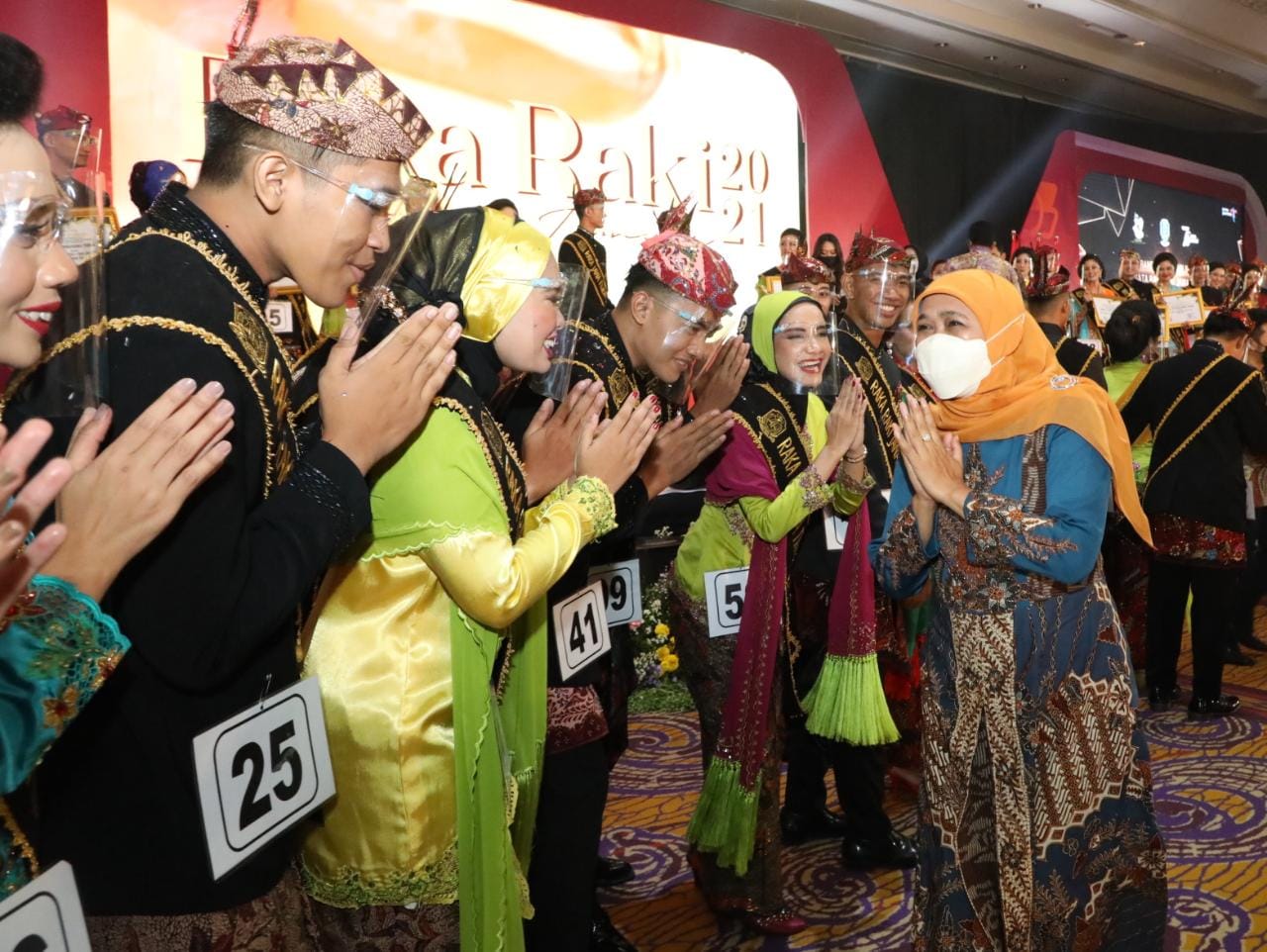 Gubernur Jatim Khofifah Indar Parawansa saat acara grand final pemilihan duta wisata Raka-Raki Jatim 2021 di Hotel Shangrila, Selasa, (26/10/2021)