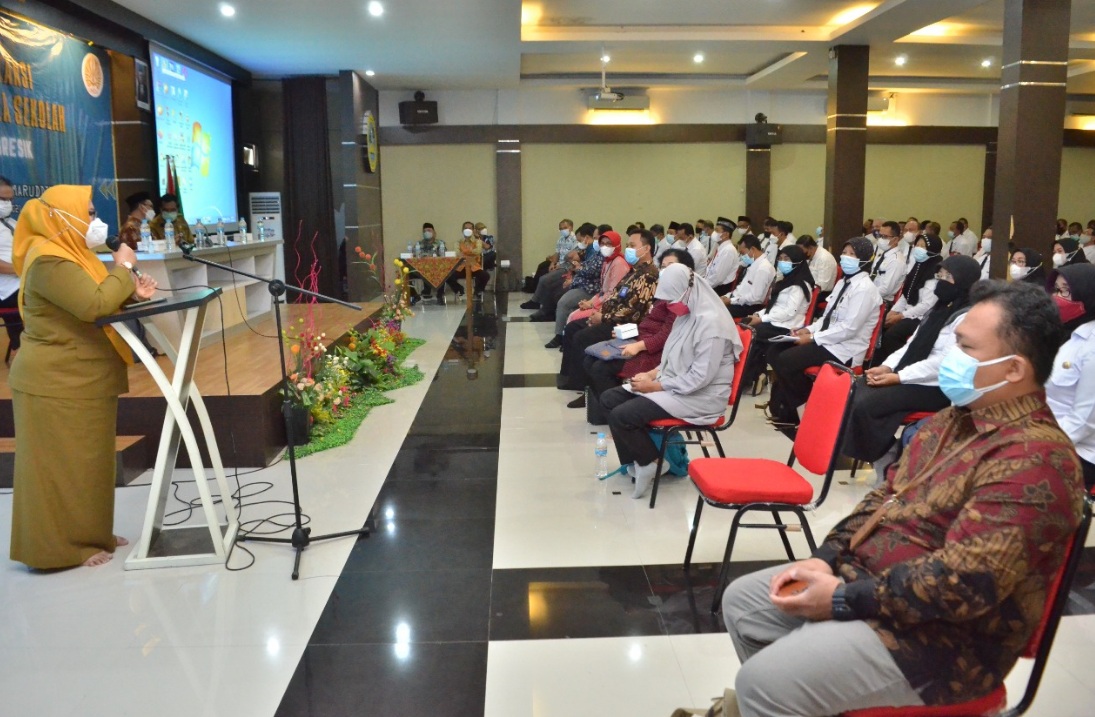 Wabup Gresik Aminatun Habibah saat membuka kegiatan seleksi pengisian jabatan kepala SD dan SMP. SP/IST