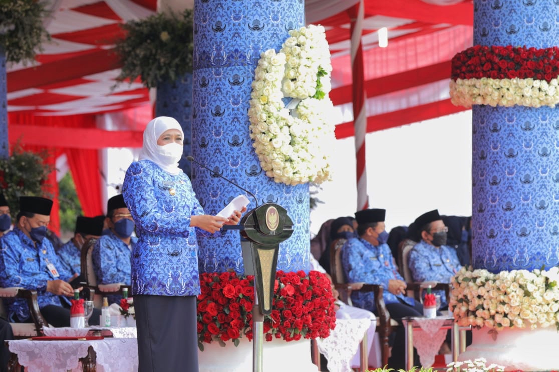 Gubernur Jatim Khofifah Indar Parawansa saat memimpin upacara peringatan hari Korpri Ke 50 di Gedung Grahadi, Surabaya Selasa (29/11/2020).