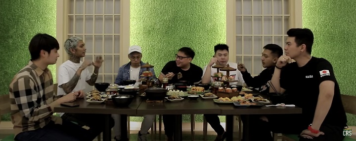 Sejumlah pemuda yang dijuluki Crazy Rich Surabaya tengah mukbang di salah satu resto.
