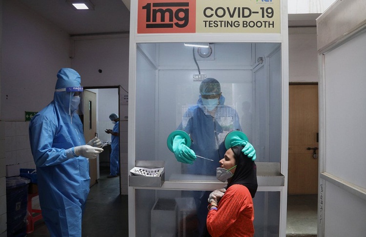 Seseorang yang sedang di swab tes sebagai antisipasi pencegahan klaster Covid-19. SP/ SBY