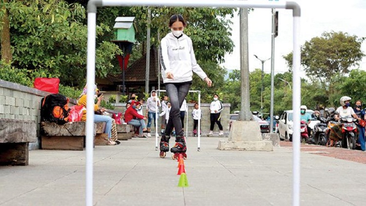 Salah satu anak didik Cahyadi Agung Kurniawan, yang sudah pandai memainkan inline skate. SP/ TRG