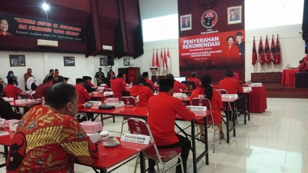 Beberapa paslon berkumpul menerima rekomendasi di Kantor DPD PDI Perjuangan (PDIP) Jatim, Jalan Kendangsari, Surabaya, Jumat (17/7/2020).

SP/Byta