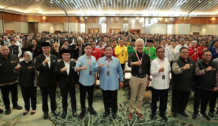Ketiga pasangan calon presiden dan calon wakil presiden saat menyatakan Deklarasi Kampanye Pemilu Damai 2024 di kompleks Kantor KPU, Jakarta, Senin (27/11/2023).