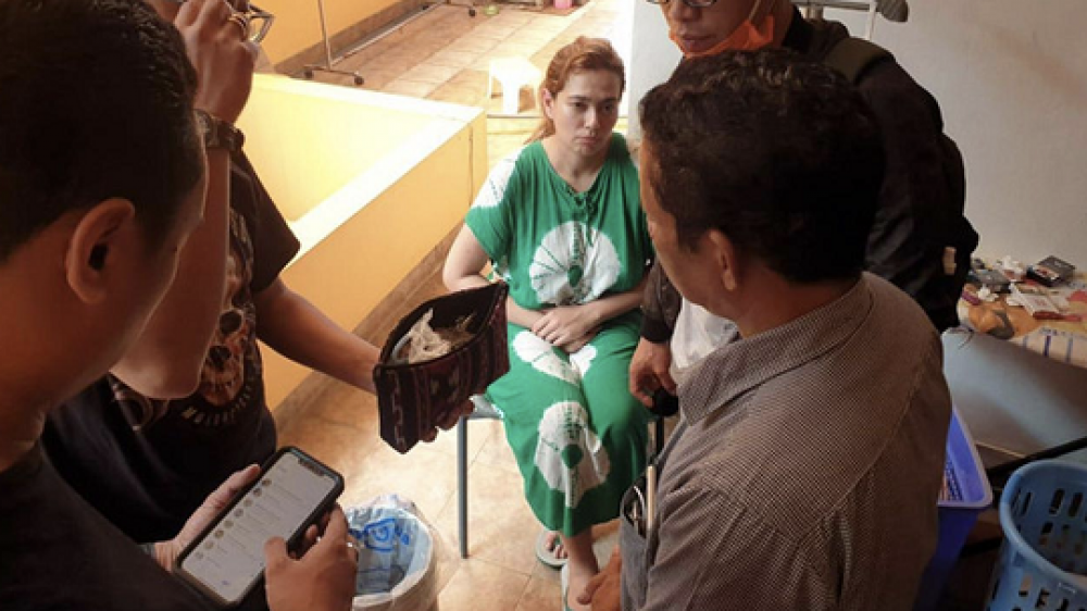 Ekspresi Catherine Wilson, yang hanya mengenakan daster berwarna hijau, saat ditangkap tim Ditnarkoba Polda Metro Jaya, Jumat (17/7/2020) kemarin.

Foto:SP/polda metro