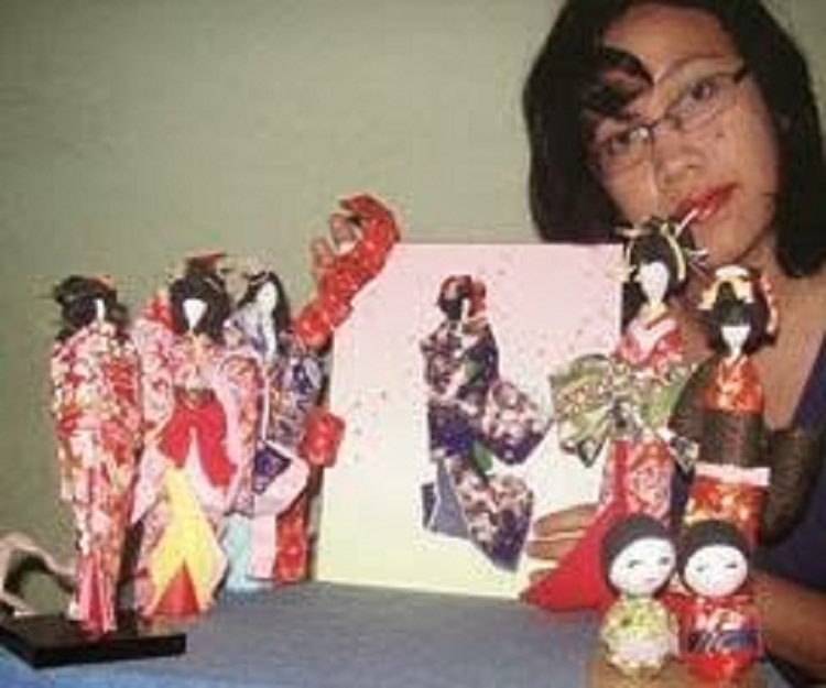 Catur Arie Setiyani dengan boneka Washi Ningyo produksinya. SP/ SBY