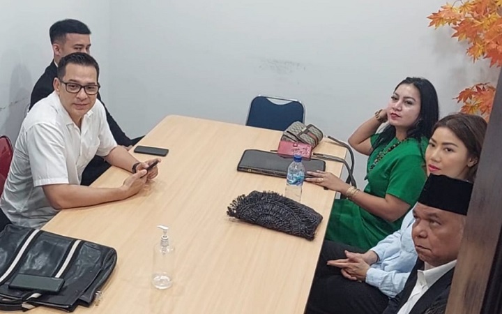 Ari Wibowo dan Inge Anugrah dalam sidang gugatan cerai, datang secara terpisah di Pengadilan Negeri Jakarta Selatan, Senin (15/5/2023).