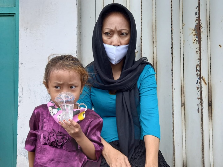 Siti Satimah, harus mencari nafkah demi tiga anaknya setelah tiba-tiba diceraikan suaminya tanpa ada pemberitahuan oleh Pengadilan Agama Surabaya. Sp/fikri