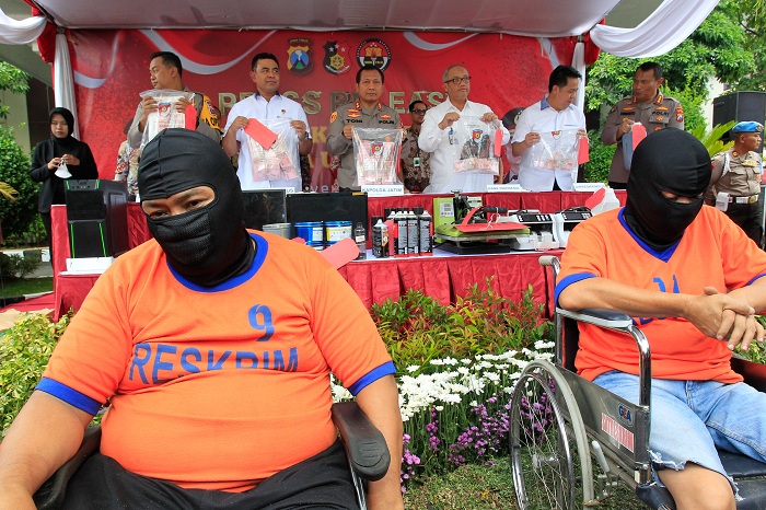 Kamis (4/11/2022), para pelaku yang masuk dalam sindikat peredaran uang palsu, diamankan dan dipertontonkan saat pengungkapan uang palsu sebanyak Rp 2 Miliar. (Foto: SP/Ariandi)