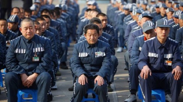 Para tahanan di China yang sedang berkumpul karena kehabisan sel tahanan. SP/ CH