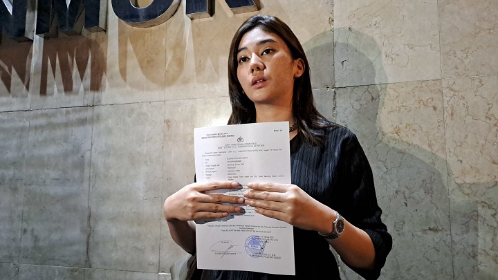 Clara Shinta saat melaporkan aksi perampasan debt collector di tempat tinggalnya, ke Polda Metro Jaya.