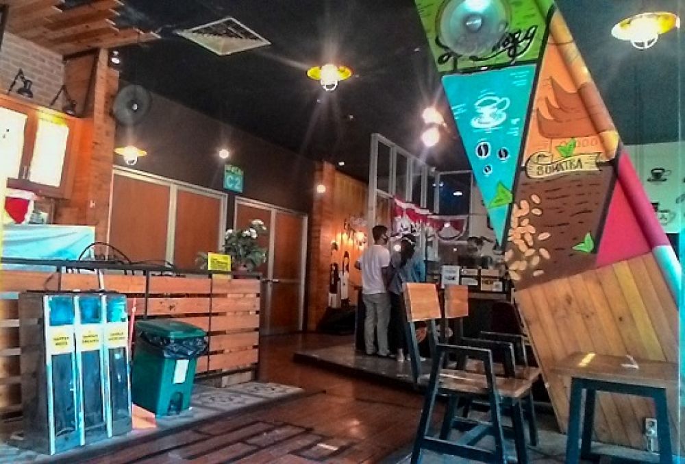 Pengunjung memesan menu makanan di Coffee Toffe Jalan A.Yani, Surabaya, Jawa Timur, Kamis (20/8).SP/Patrik Cahyo