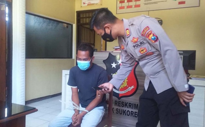 Pelaku saat dimintai keterangan oleh polisi.