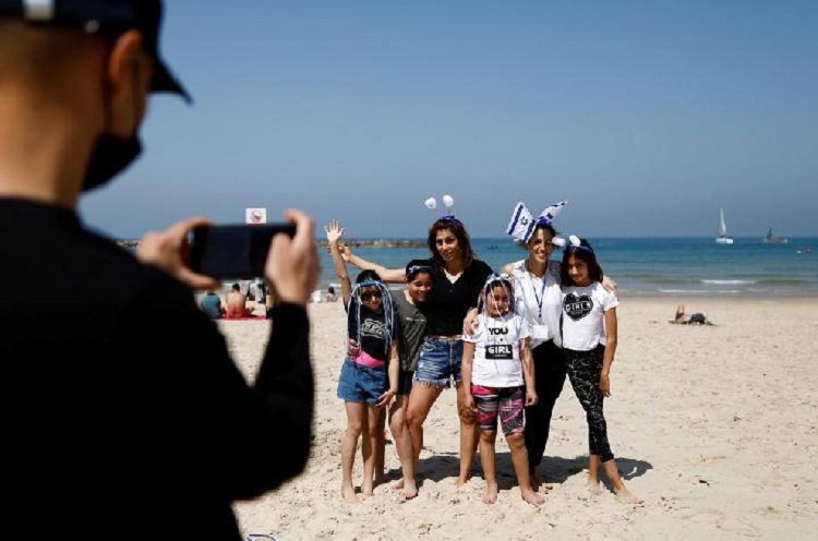 Warga Israel yang mulai berlibur tanpa menggunakan masker di peringatan hari pembentukan Israel. SP/ ISR