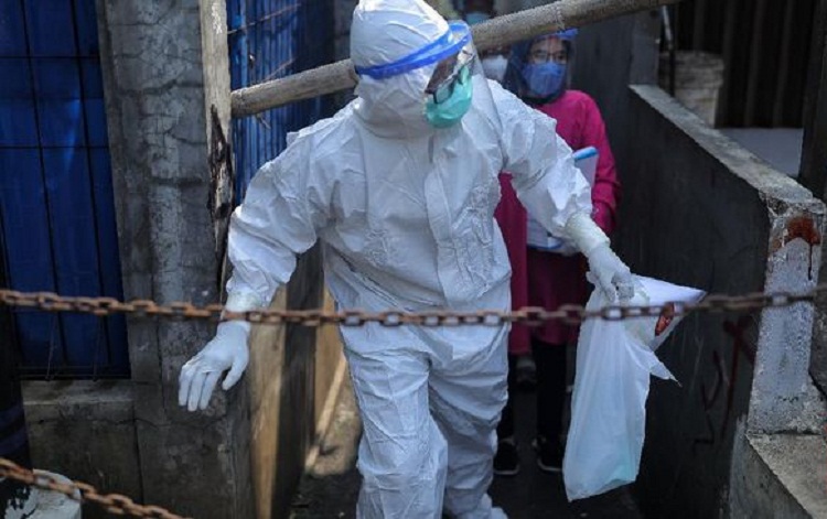 Petugas kesehatan saat berada di zona merah virus corona. SP/ SLM