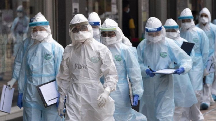 Petugas kesehatan Malaysia saat akan memeriksa pasien Covid-19. SP/ MLY