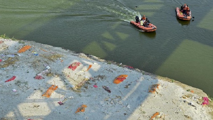 Sungai Gangga berwarna hijau akibat pembuangan mayat Covid-19 di India. SP/ IND