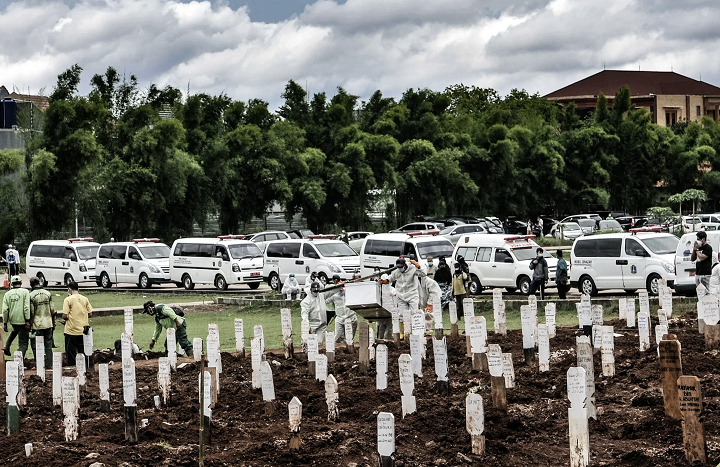Pemakaman pasien khusus covid-19 nampak nyaris penuh