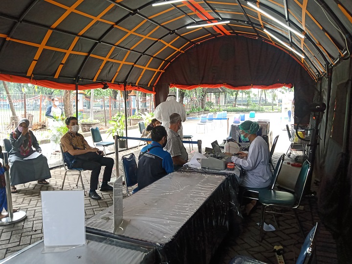 Ruang perawatan pasien Covid-19 di tenda darurat IGD RS PHC, Selasa (5/1/2021). SP/Semmy Mantolas