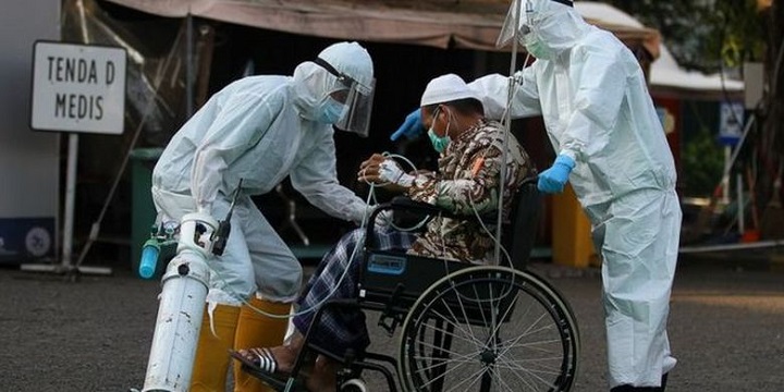 Nakes saat membawa salah satu pasien covid-19 yang tengah dirawat di RSLI Surabaya