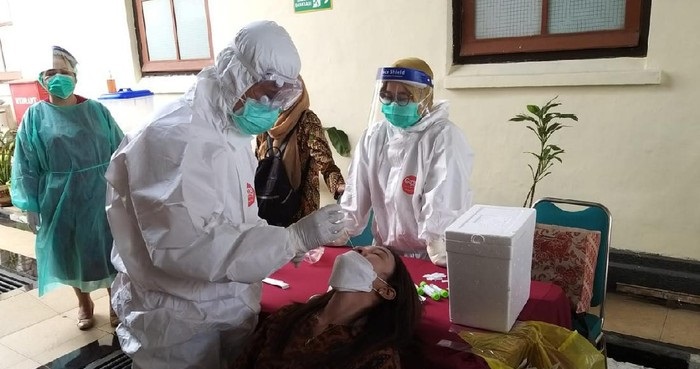 Petugas Swab Hunter terus digerakkan Satgas Covid-19 di Surabaya untuk menekan pandemi Covid-19. SP/Alqomar