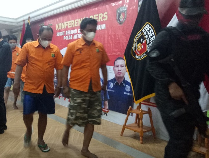 Beberapa tersangka perampokan saat digelandang petugas 