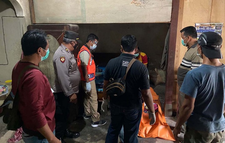 Petugas saat mengevakuasi jenazah korban.