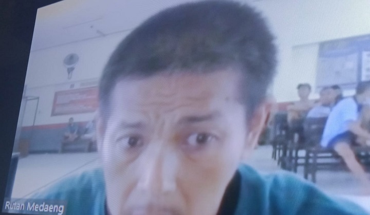 Terdakwa Yohanes Hendri Kristianto mendengarkan hakim membacakan putusan dalam sidang di ruang Candra PN Surabaya, secara online, Kamis (16/12/2021). SP/Budi Mulyono