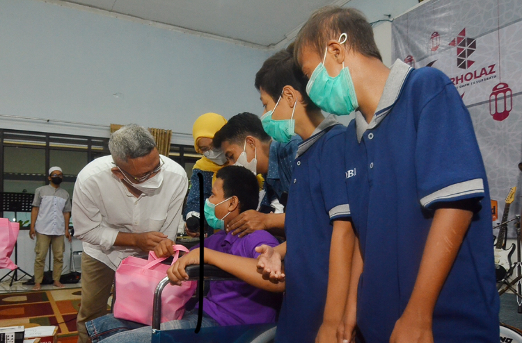 Ketua umum Ikarholaz Zainal Arief memberikan santunan kepada anak anak disabilitas di Liponsos Kalijudan, Surabaya