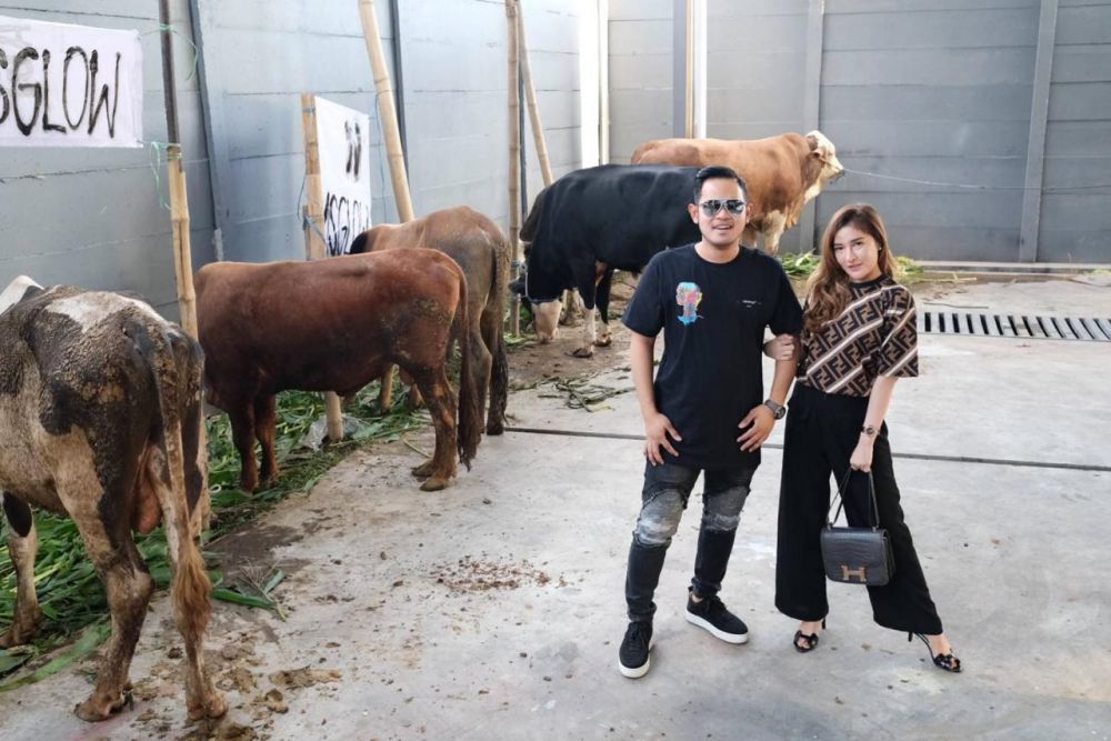 Gilang Widya Pramana bersama sang istri sebelum proses penyembelihan qurban di Hari Raya Idul Adha 1441 H, Jumat (31/7/2020).