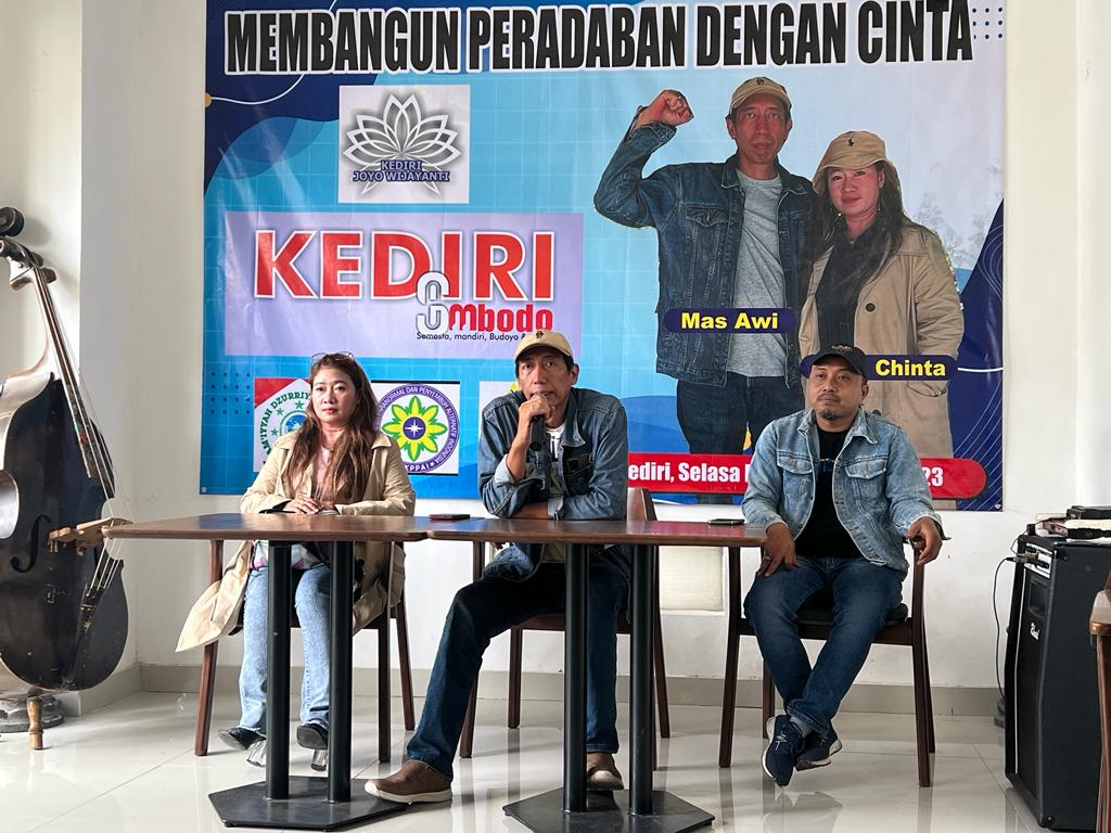 Mas Awi (Arif Wijaya) tengah saat jumpa pers bersama media