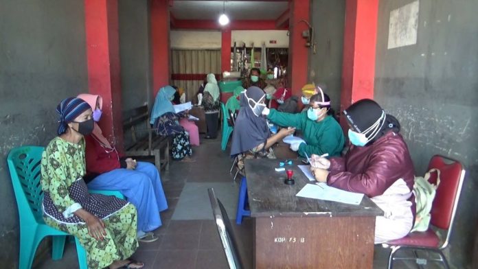 Vaksinasi di Pasar Wonoasih yang digelar satgas covid setempat.