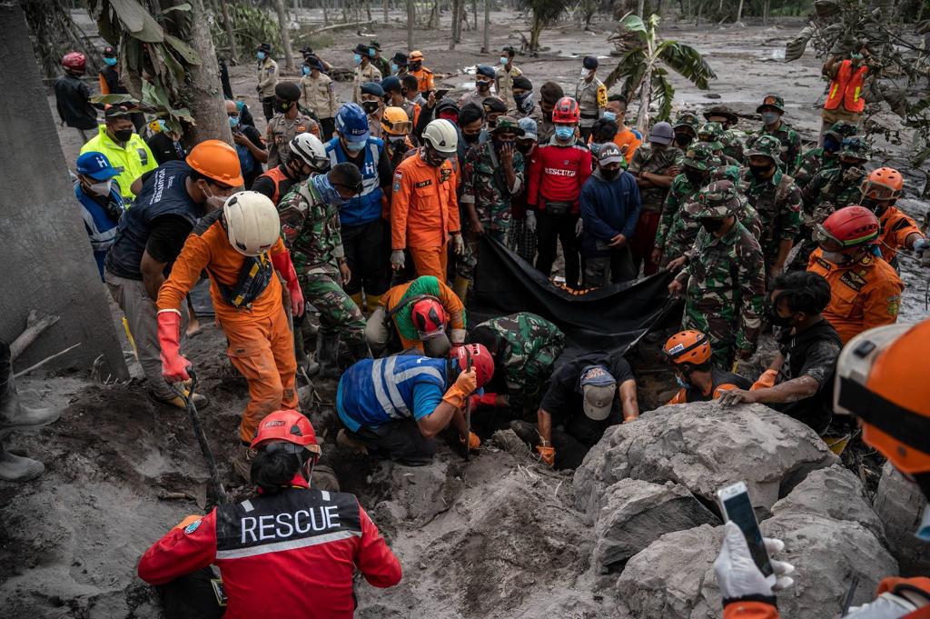 Tim Sar saat melakukan evakuasi korban erupsi Gunung Semeru, Lumajang