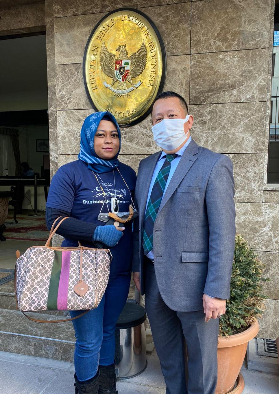 Esti Nalurani dan Richard Atase melakukan kerjasama antar Lembaga Konjen Indonesia di Turki