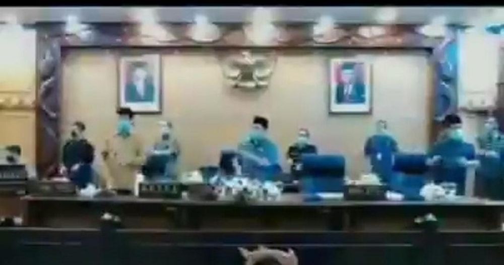 Anggota DPRD dan Pemkab Sidoarjo goyang penguin. SP/ Tangkapan Layar