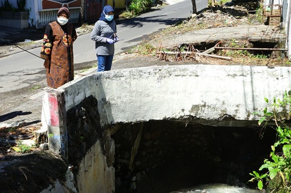 Wali Kota Surabaya Risma meninjau saluran bawah tanah yang dapat menahan air di Taman Makam Pahlawan.SP/Byt