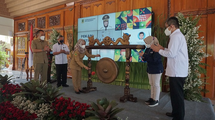 Wali Kota Mojokerto, Ika Puspitasari saat membuka Pekan Metrologi Legal Tahun 2021 di Pendopo Graha Krida Tama, Rumah Dinas Wali Kota Mojokerto, Senin (25/10). SP/Dwy Agus Susanti